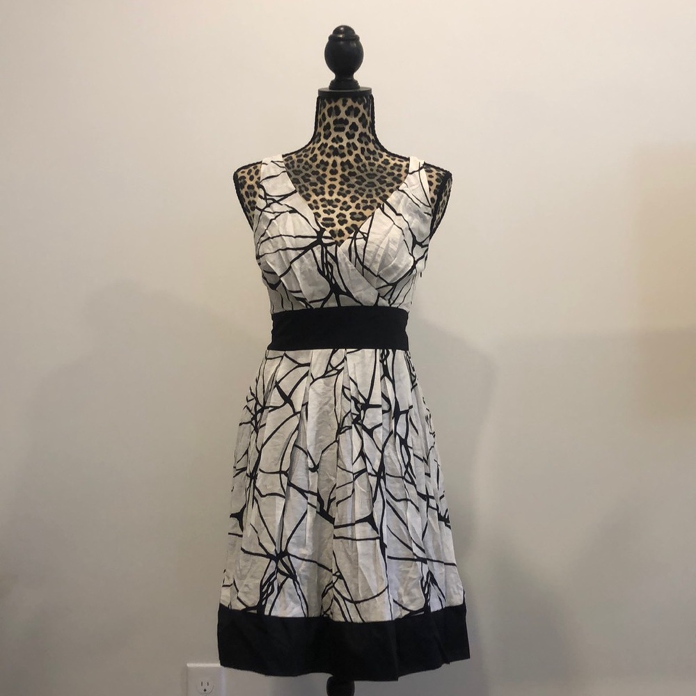 Cute and versatile summer dress, sz 8 in great condition. 👗